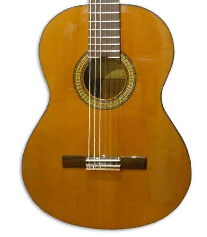 O tampo da guitarra clássica Alhambra 3C E1 é em cedro