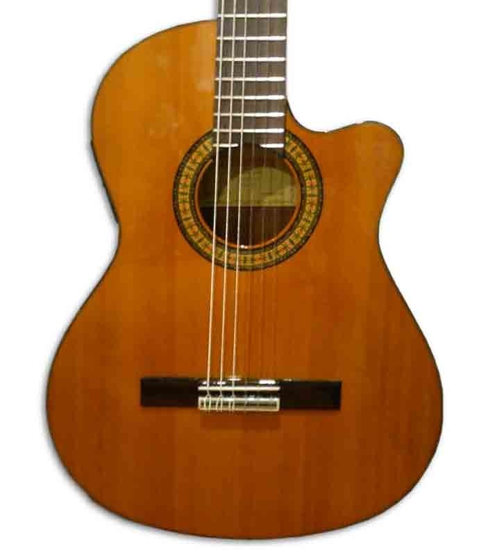 O formato cutaway da guitarra clássica Alhambra 3C CT E1 permite execuções mais virtuosas