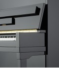Foto detalhe do móvel do Piano Vertical Petrof P122 H1