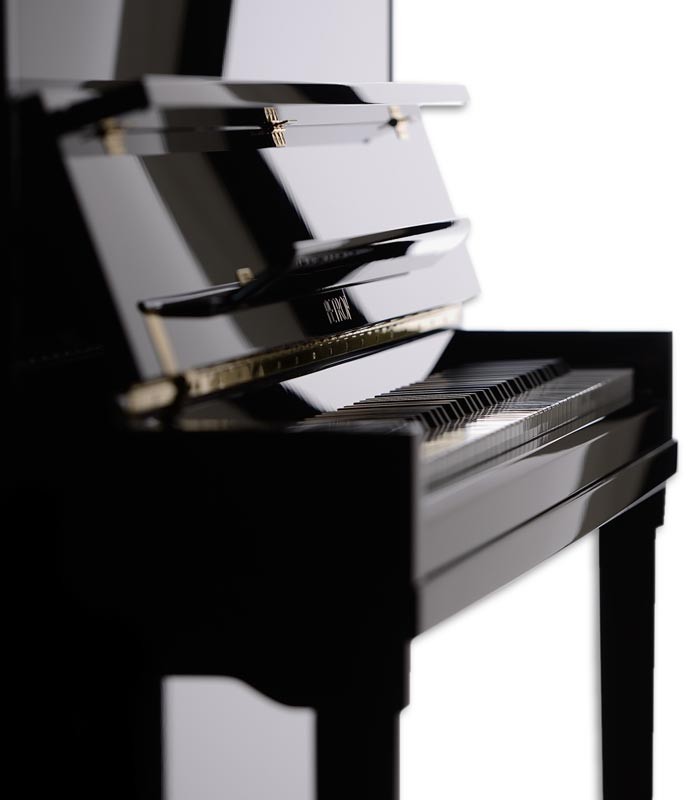 Foto detalle del teclado y de la tapa del teclado del Piano Vertical Petrof P122 H1