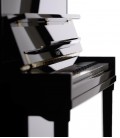 Foto teclado e tampa do teclado do Piano Vertical Petrof P122 H1