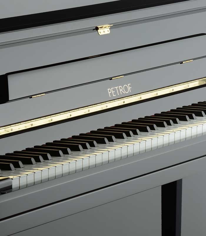 Foto detalle del teclado y del mueble del Piano Vertical Petrof P122 H1