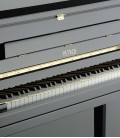 Foto detalhe teclado e móvel do Piano Vertical Petrof P122 H1