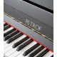 Foto detalle teclado del Piano Vertical Petrof modelo P122 N2 Higher Series de frente y en trés cuartos