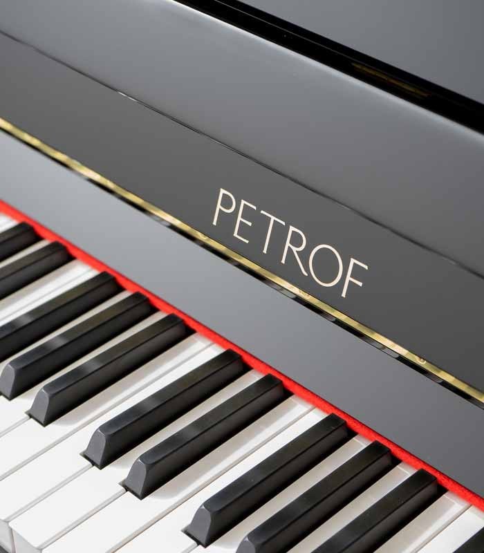 Foto detalle teclado del Piano Vertical Petrof modelo P122 N2 Higher Series de frente y en trés cuartos