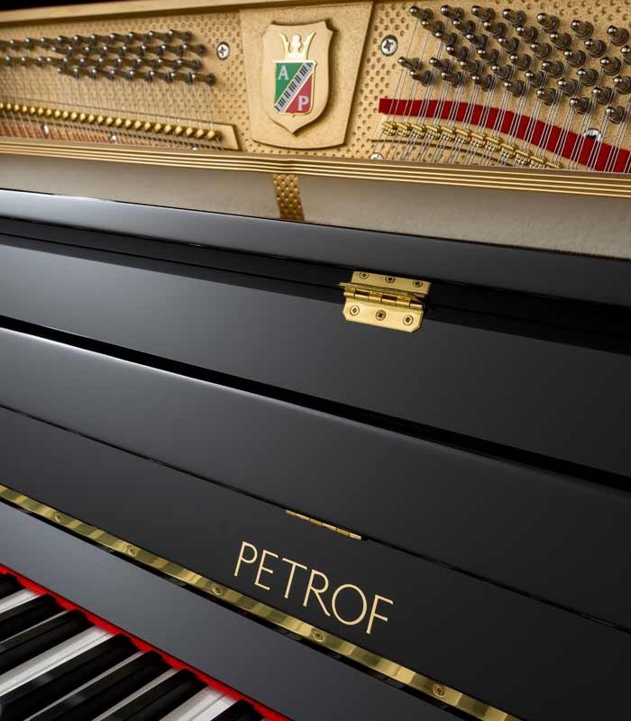 Foto de las clavijas y del teclado del Piano Vertical Petrof P122 N2