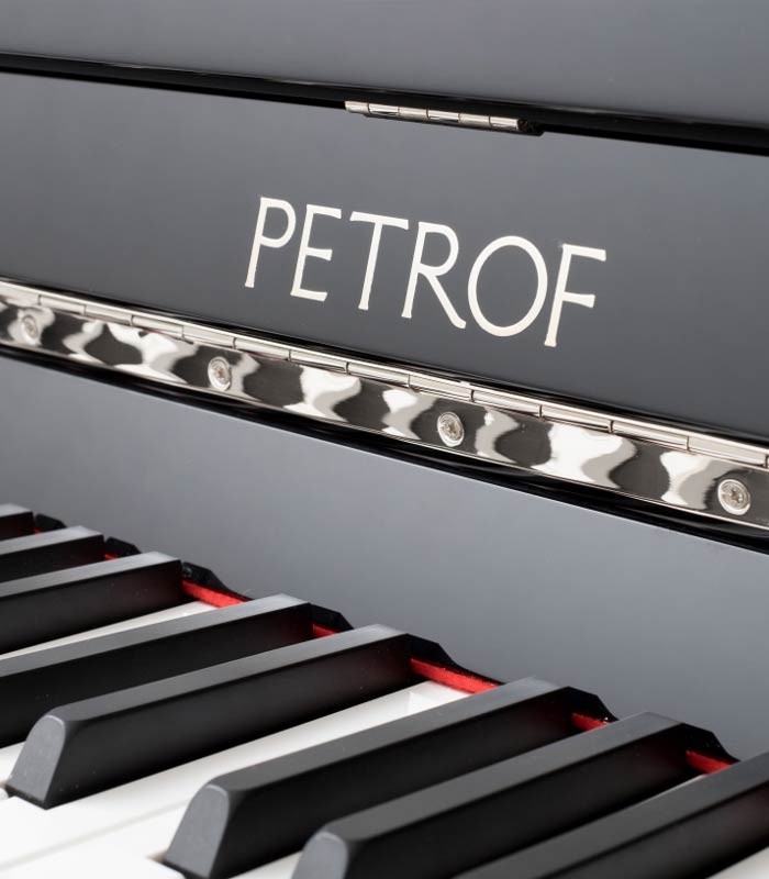 Foto del Piano Vertical Petrof modelo P118 S1 de la Middle Series de frente y en trés cuartos