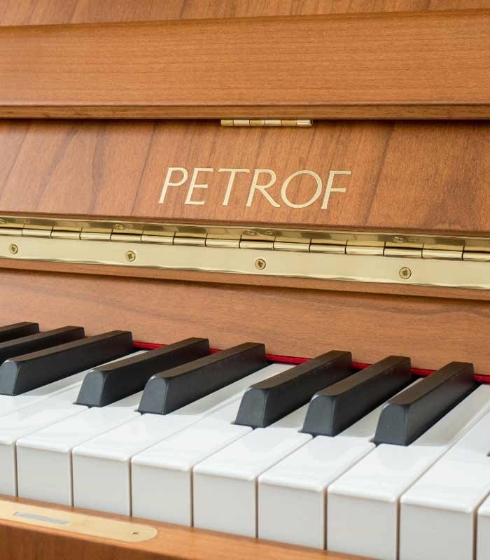 Foto detalle del teclado y logo del Piano Vertical Petrof P125 F1