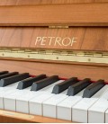 Foto detalhe do teclado e logo do Piano Vertical Petrof P125 F1