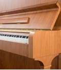 Foto detalhe do móvel do Piano Vertical Petrof P125 F1