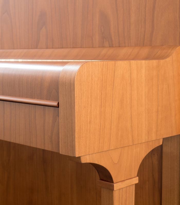 Foto detalle del mueble con la tapa del teclado cerrada del Piano Vertical Petrof P125 F1