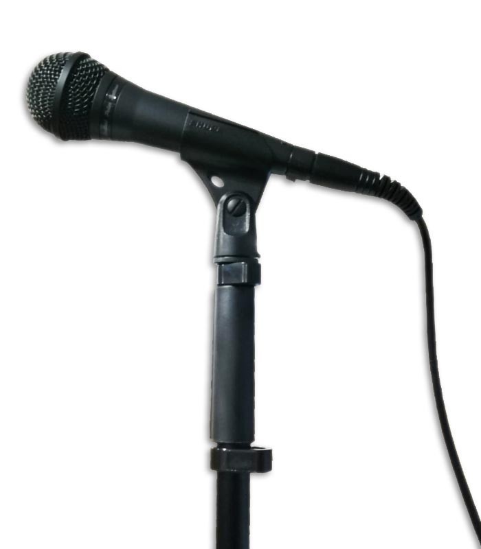 Foto en primer plano del micrófono Shure PGA 58 BTS en el soporte y con la pinza y el cable