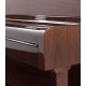 Foto detalle del mueble del Piano Vertical Petrof P118 P1