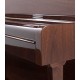 Foto detalhe do móvel do Piano Vertical Petrof P118 P1