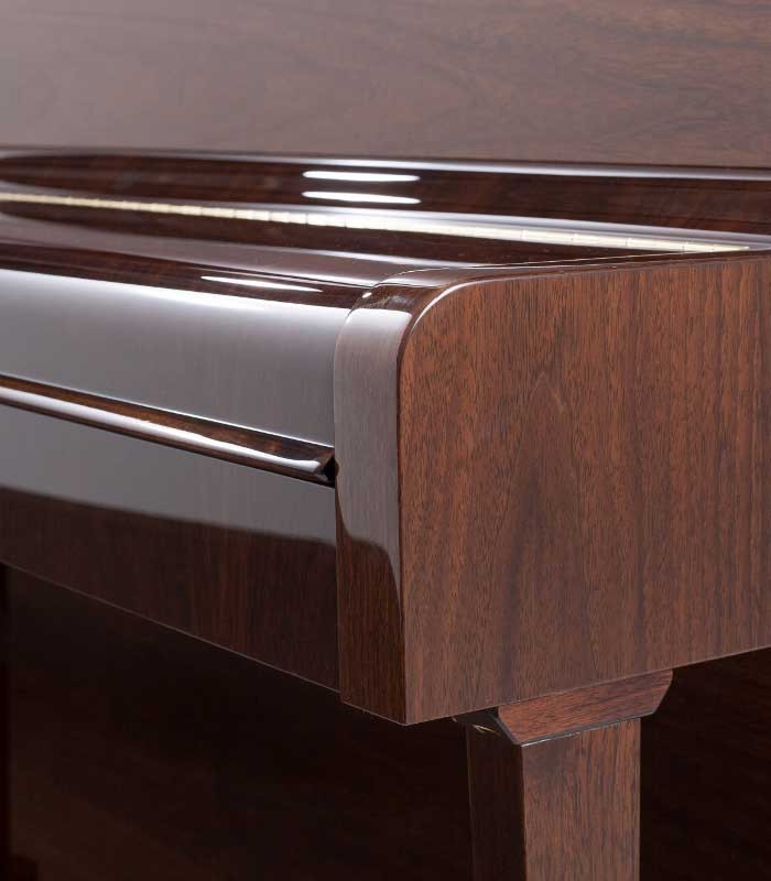 Foto detalle del mueble del Piano Vertical Petrof P118 P1