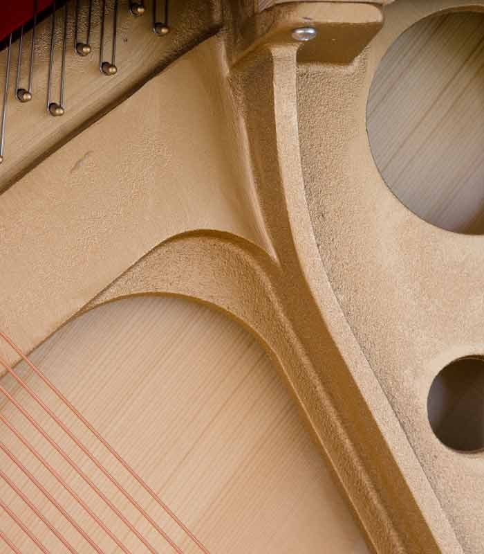 Foto detalhe da armação em ferro do Piano Vertical Petrof P118 P1