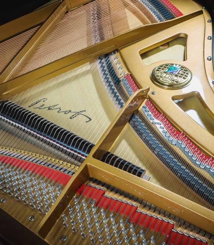 Foto detalle de la mecánica del Piano de Cola Petrof P173 Breeze