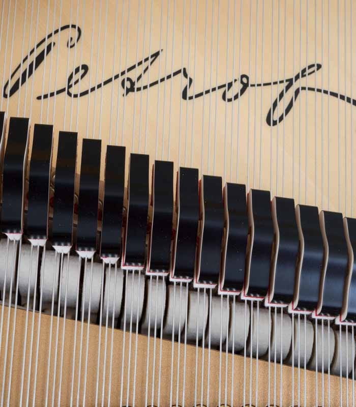 Foto detalhe dos martelos e feltros do Piano de Cauda Petrof P173 Breeze