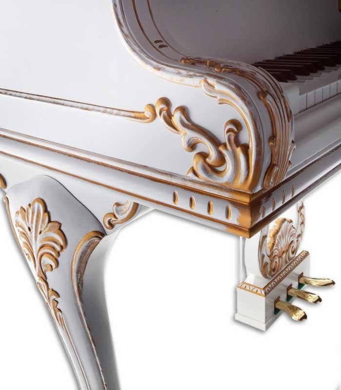 Foto detalle de la pierna y mueble del Piano de Cola Petrof P173 Breeze Rococo