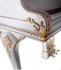 Foto detalhe da perna e móvel do Piano de Cauda Petrof P173 Breeze Rococo