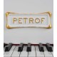 Foto detalhe do teclado e logo do Piano de Cauda Petrof P173 Breeze Rococo