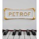 Foto detalhe do teclado e logo do Piano de Cauda Petrof P173 Breeze Rococo