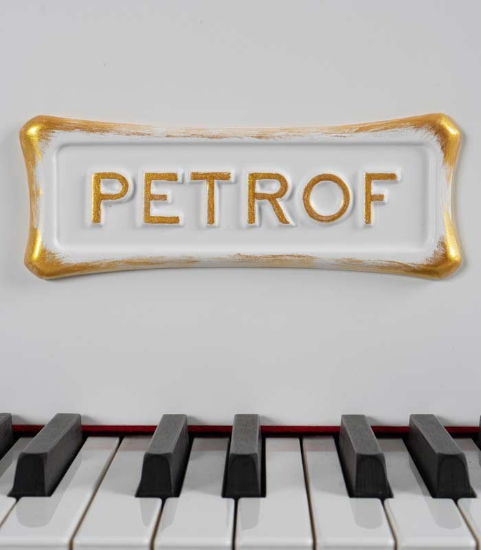 Foto detalle del teclado y logo del Piano de Cola Petrof P173 Breeze Rococo