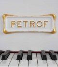 Foto detalhe do teclado e logo do Piano de Cauda Petrof P173 Breeze Rococo