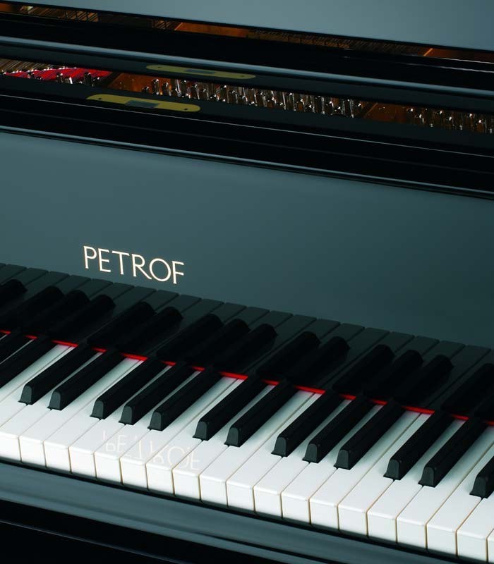 Foto detalhe do teclado e logo do Piano de Cauda Petrof P284 Mistral