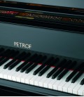 Foto detalhe do teclado e logo do Piano de Cauda Petrof P284 Mistral