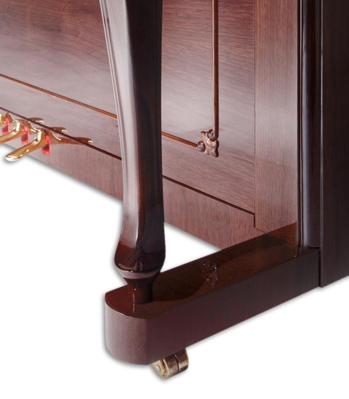 Foto detalhe de uma perna, roda e pedais do Piano Vertical Petrof P118 C1