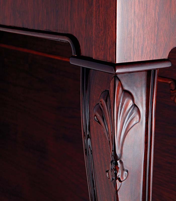Foto detalhe da decoração do Piano Vertical Petrof P118 C1