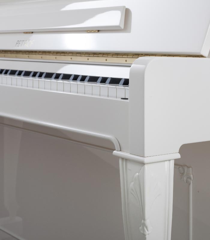 Foto detalhe do móvel e teclado do Piano Vertical Petrof P118 C1