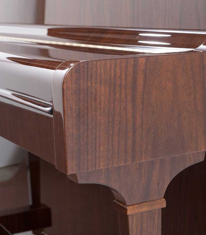 Foto detalle del mueble del Piano Vertical Petrof P125 G1