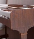 Foto detalhe do móvel do Piano Vertical Petrof P125 G1