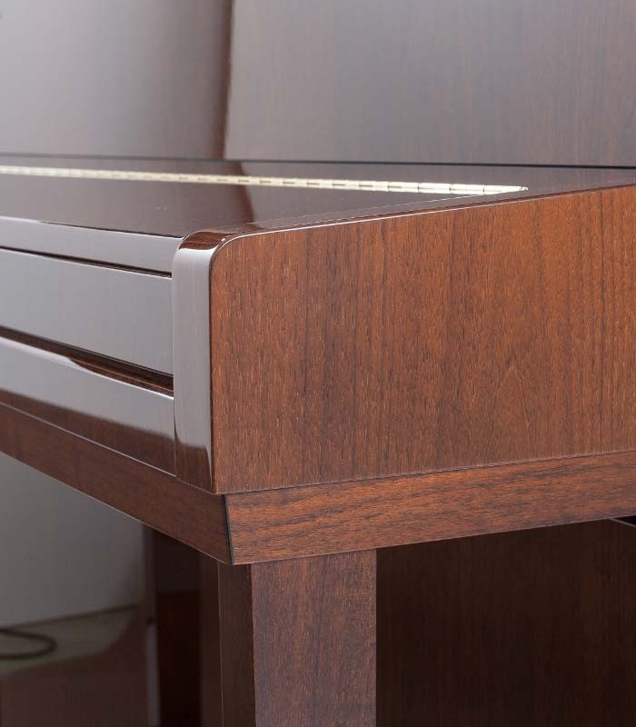 Foto detalle del mueble del Piano Vertical Petrof P131 M1