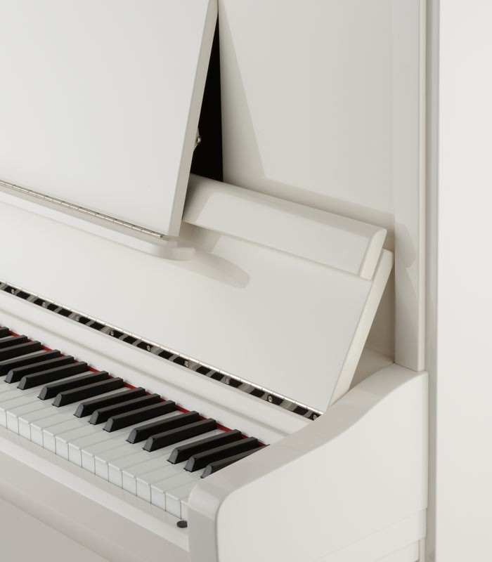 Foto detalhe do teclado e do móvel do Piano Vertical Petrof P135 K1