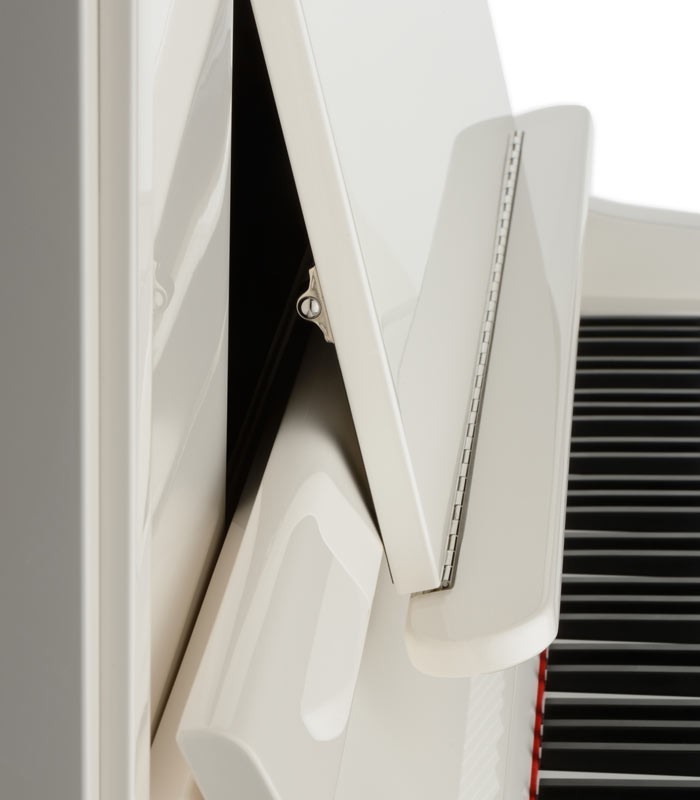 Foto detalle del teclado y del atril del Piano Vertical Petrof P135 K1