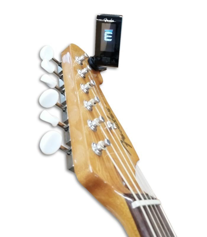 Foto do Afinador Cromático Fender Original Tuner na cabeça de uma guitarra