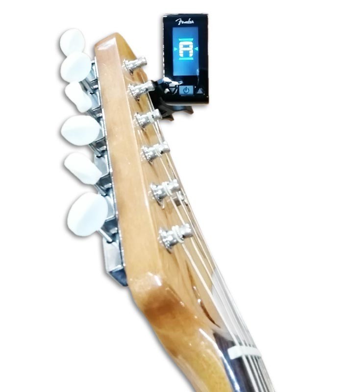Foto do Afinador Cromático Fender Original Tuner na cabeça de uma guitarra