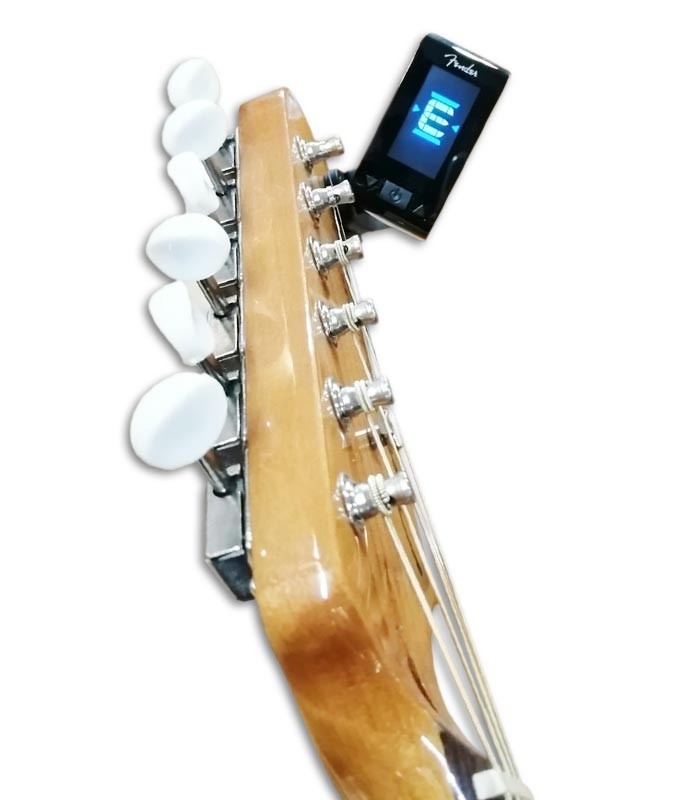 Foto do Afinador Cromático Fender Original Tuner na cabeça de uma guitarra
