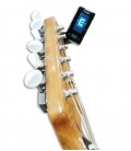 Foto do Afinador Cromático Fender Original Tuner na cabeça de uma guitarra