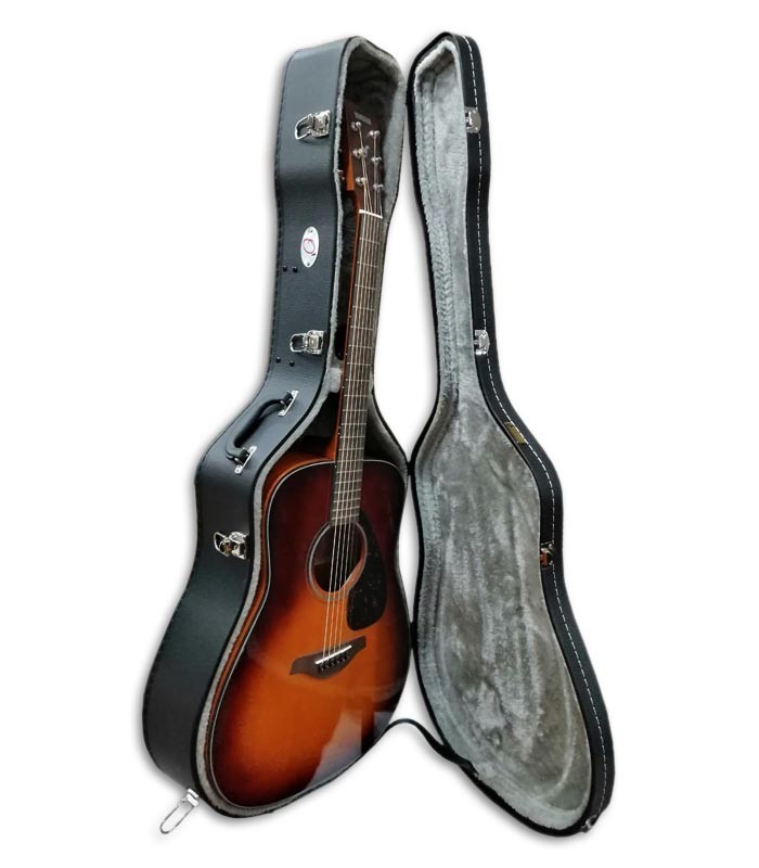 Photo of the interior Case Ortolá with a Folk Guitar