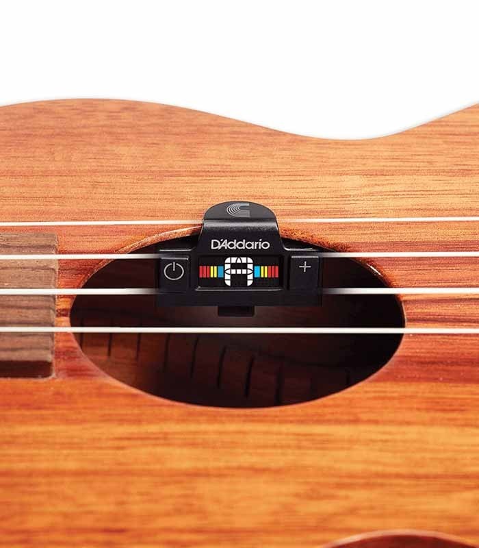 Foto do Afinador DAddario PW CT 22 na boca de um ukulele