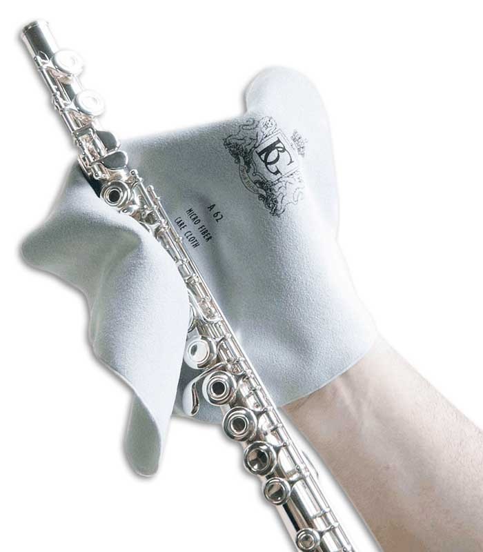 Foto do Limpador BG A62 Universal a ser utilizado numa flauta transversal