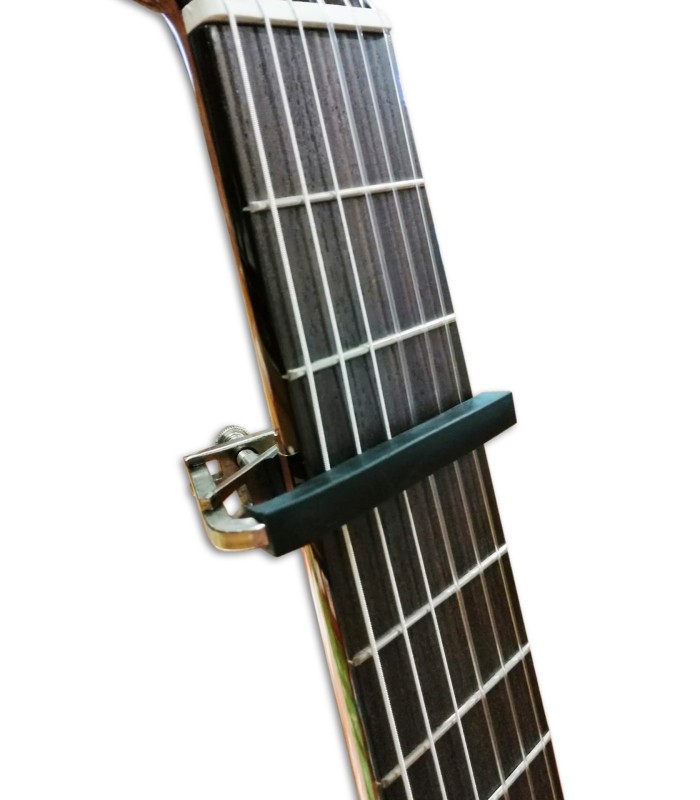 Foto do Transpositor Artcarmo colocado numa Guitarra Clássica