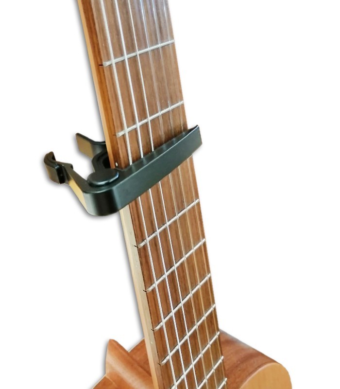 Foto de la Cejilla Leon modelo SC-03B colocada en el mástil de una guitarra