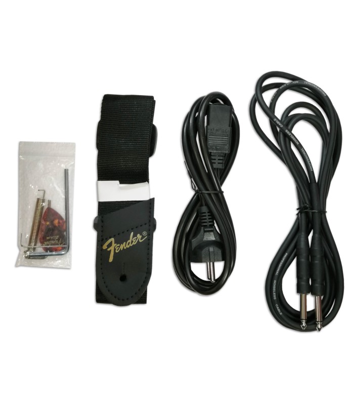 Foto dos acessórios do pack Fender Squier modelo Aff Strat HSS LPB amplificador 15G acessórios