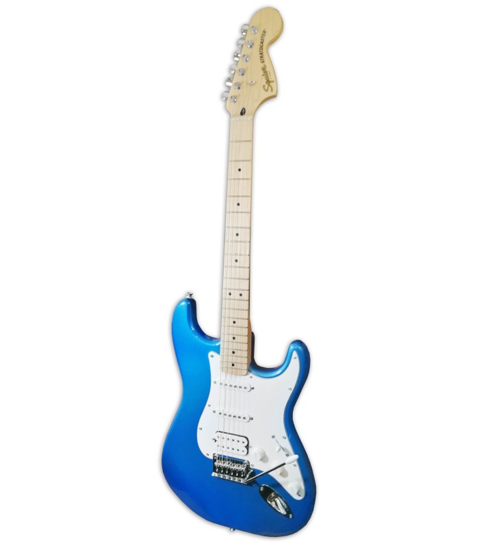 Foto de la guitarra del pack Fender Squier modelo Aff Strat HSS LPB amplificador 15G accesorio