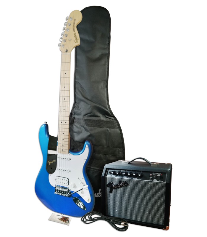 Foto de la guitarra, funda, amplificador y accesorios del pack Fender Squier modelo Aff Strat HSS LPB amplificador 15G accesorio